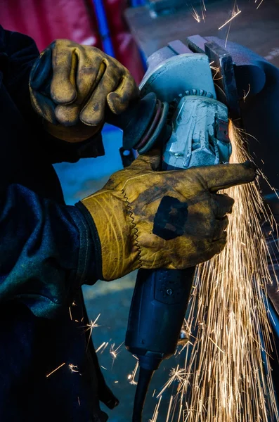 Hombre cortando hierro —  Fotos de Stock