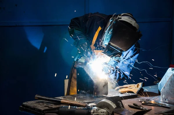 Hombre cortando hierro —  Fotos de Stock