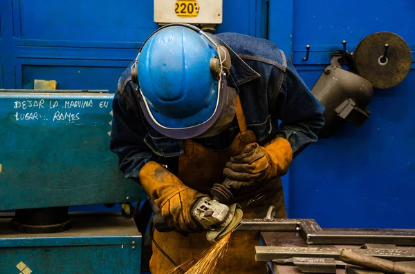 Hombre cortando hierro —  Fotos de Stock