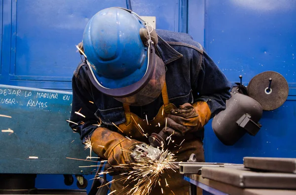 Hombre cortando hierro —  Fotos de Stock