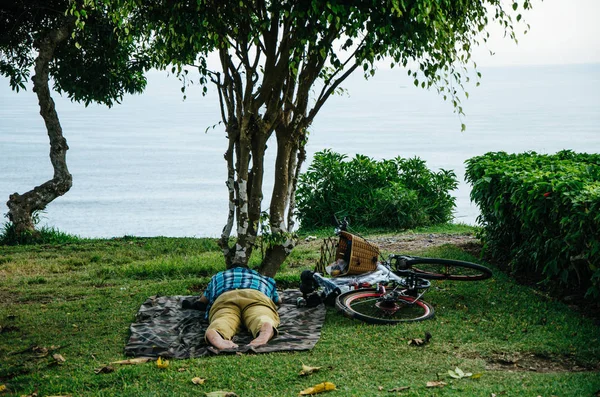 Uomo che dorme sul prato — Foto Stock