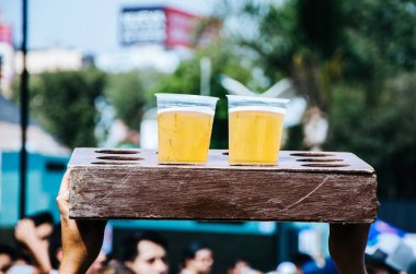 iki plastik bardak bira ile