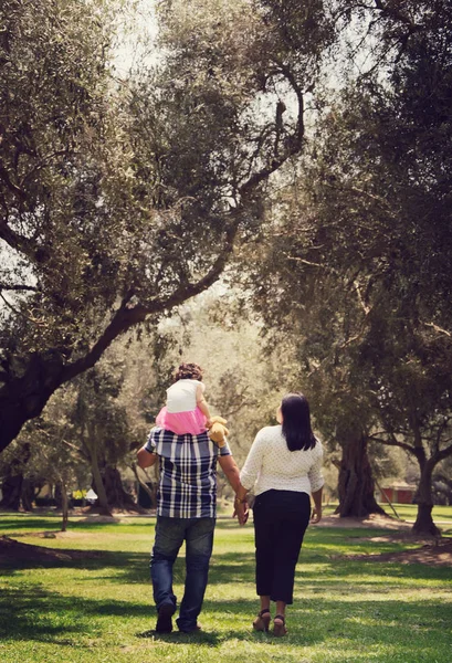 Familjen promenader genom skogen — Stockfoto