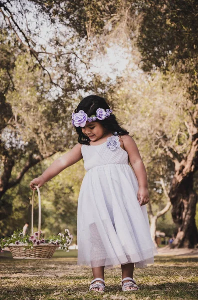 Bambina con cesto di fiori — Foto Stock