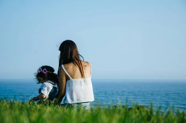 Mor och dotter främre havet — Stockfoto