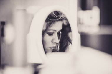 Bir ayna aracılığıyla kadın makyaj