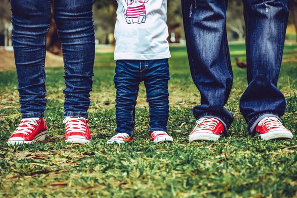 Benen på en vacker ung familj — Stockfoto