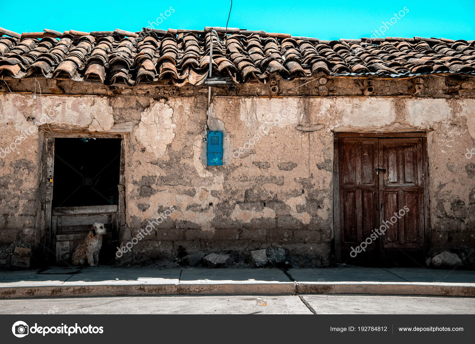 Calle típica en chefchaouen en la fachada de ladrillo antiguo morocco