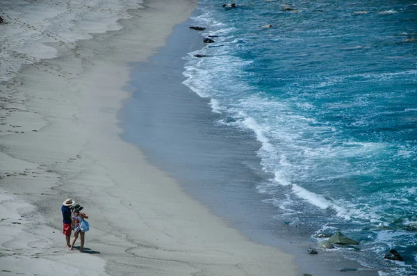 Bir çift, erkek ve kadın, deniz kenarında fotoğraf çekmek — Stok fotoğraf