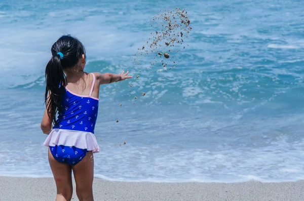 Mains de petite fille jouer avec le sable — Photo