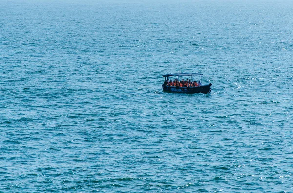 Boat full of tourists — Stock Photo, Image