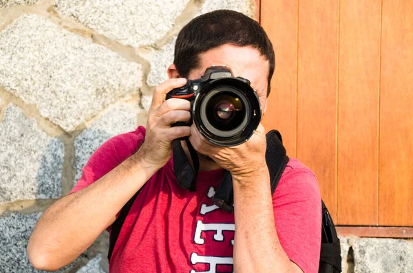 Fotograf, fotografuje se svou profesionální kamerou — Stock fotografie