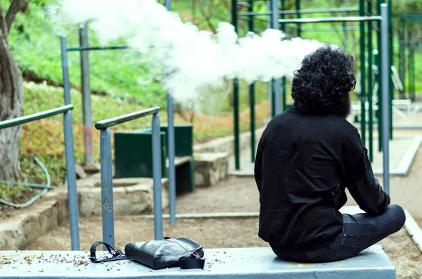 Mannen med skägg röka elektroniska sigarette utomhus. — Stockfoto