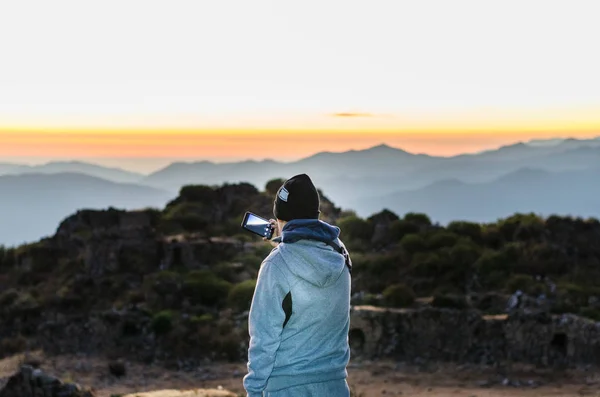 Jovem caminhante com um smartphone no topo do pico da montanha em Chiprac, Lima - Peru  . — Fotografia de Stock