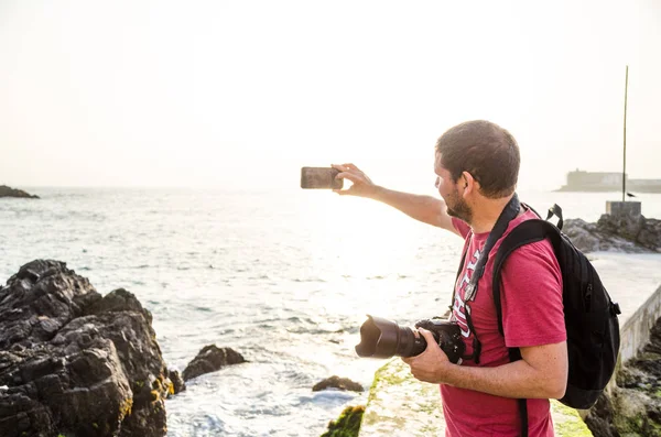 Um fotógrafo a tirar uma selfie — Fotografia de Stock