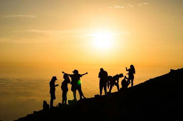 Bella vista sul tramonto da Apu Siqay con la silhouette di persone irriconoscibili, situato a Lima - Perù — Foto Stock