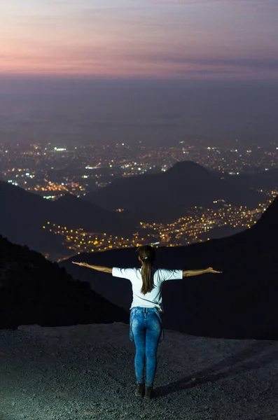 Bela vista do pôr do sol de Apu Siqay, localizado em Villa Maria - Lima - Peru . — Fotografia de Stock