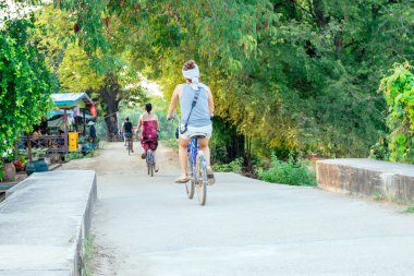 Bisikletli bir grup turist, salgın yüzünden güvenli bir şekilde seyahat etmenin yeni yolu..