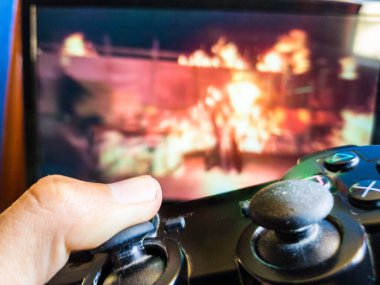 Monitör ekranına karşı konsoldan video oyunu denetleyici kapatma.