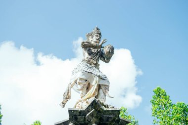 Hindu Tanrısı Indra 'nın heykeli Tiran' a kutsal su getiriyor Bali - Endonezya