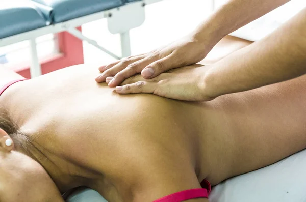 Mujer recibiendo masaje de espalda sobre blanco . — Foto de Stock