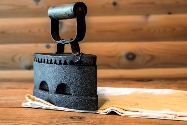 Flatiron eski demir ahşap bir masa üzerinde bir bezle Rus demir 19th century, antika yalan.