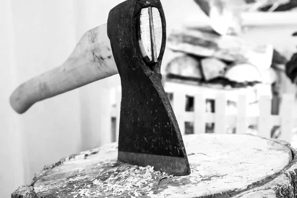 sıkışmış balta şarkı köy hayatı ikamet Rusya'nın, demir balta ve ahşap stump, köy