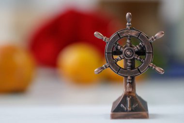 deniz direksiyon simidi renkli şekiller arka plan üzerinde modeli