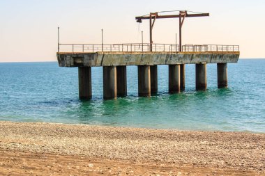Karadeniz Abhazya'da, iskelede şehrin bir parçası