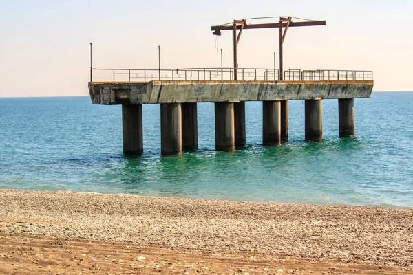 Karadeniz Abhazya'da, iskelede şehrin bir parçası