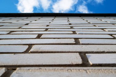 tuğla duvar yukarı, bir tuğla duvar, mavi gökyüzü alttan görünüm