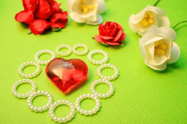 El yapımı aşk temaları çiçekler ve kırmızı cam kalp olayları ile