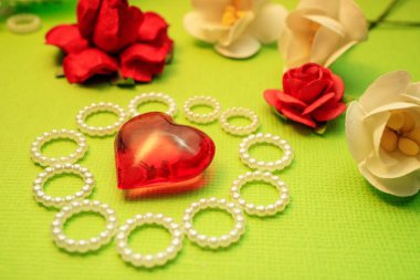 Selamlar, Kalpler ve çiçekler yeşil bir arka plan üzerinde parlak love Tema