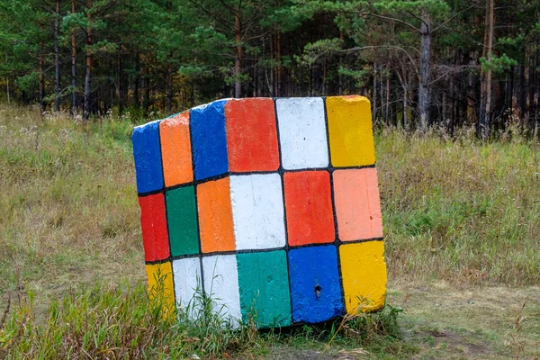 Feito de colunas de concreto falso cubo de Rubik — Fotografia de Stock