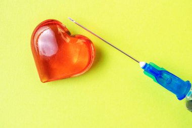 Cam kalp renkli kağıt üzerinde