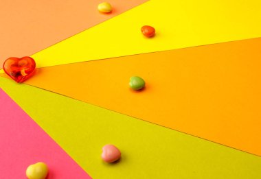 çok renkli kalpler ışınları segmentlerinin şeklinde renkli kağıt üzerinde sağ kenarından yola