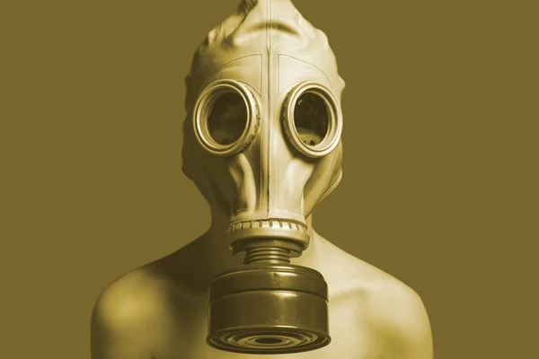 Peligro de gas, Hombre desnudo en máscara de gas contra el color amarillo del veneno — Foto de Stock