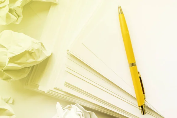 Bolígrafo cerca de pila de papel, teñido de amarillo — Foto de Stock