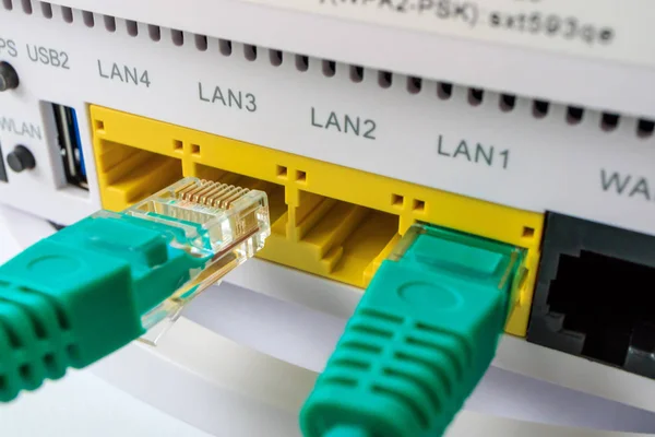 Router blanco que incluye cable verde, acceso a Internet en casa —  Fotos de Stock