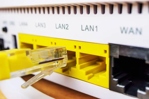 Tersambung lan kabel, akses internet rumah, koneksi mudah — Stok Foto