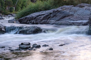Ural Nehri Iset eşik uluyan orman Nehri üzerinde hızlı bir over