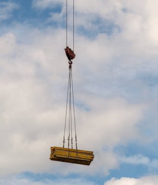 İnşaat alanında bir vinç ile sağlanan panoları yüklemek