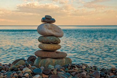 bir yaz akşamı Sahilde taş bir piramit