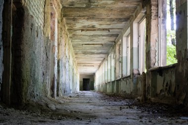 yıkılan bina, herhangi bir pencere ve kapı yok, savaştan sonra koridorda