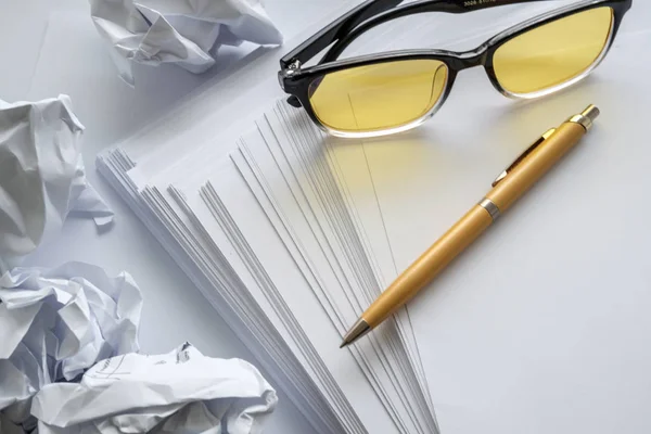 Författare i tanken, skrynkligt papper med penna och glasögon — Stockfoto