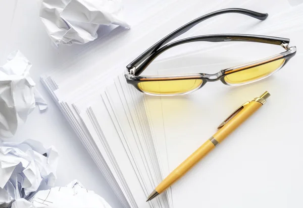 Pluma estilográfica amarilla y gafas amarillas en una hoja de papel blanco — Foto de Stock