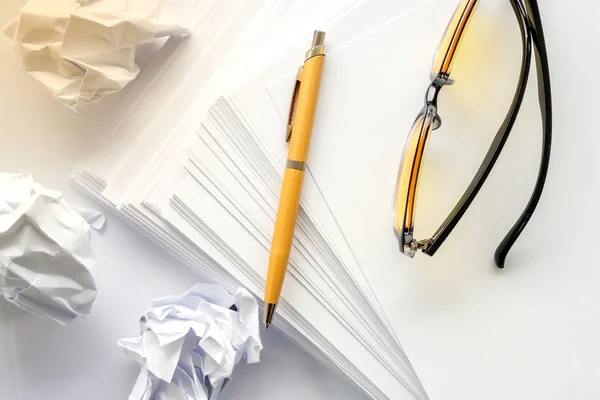 Vasos amarillos y una vieja pluma estilográfica de oro del escritor, papel blanco y papel arrugado — Foto de Stock