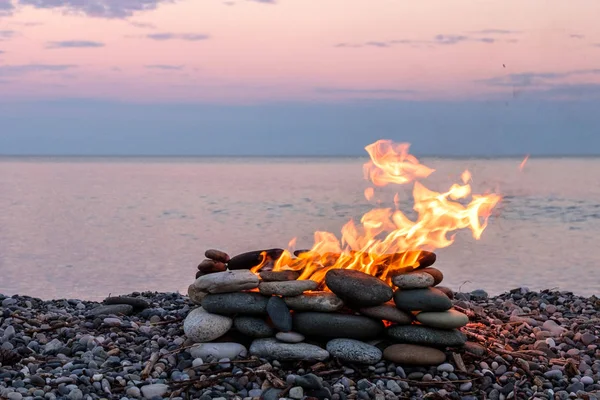 Un fuego ardiendo en el lugar de piedra — Foto de Stock