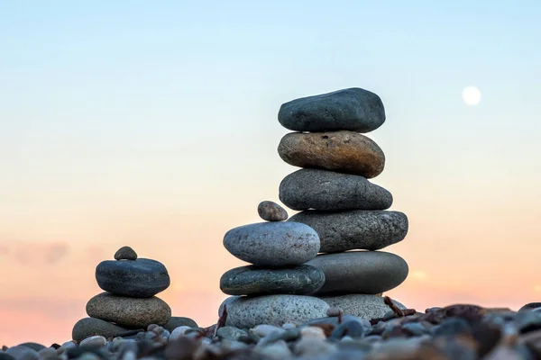 De tre pyramiderna av stenar staplade ovanpå varandra — Stockfoto