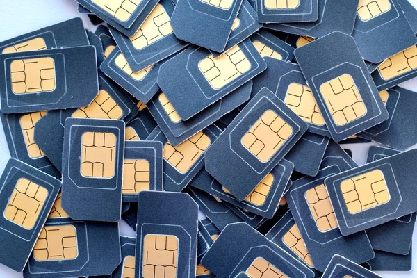 çok sayıda SIM kartı olan bir yığın